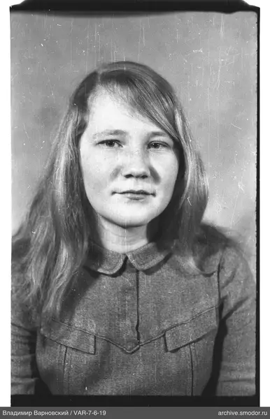 Porträt einer Frau mit langen hellen Haaren