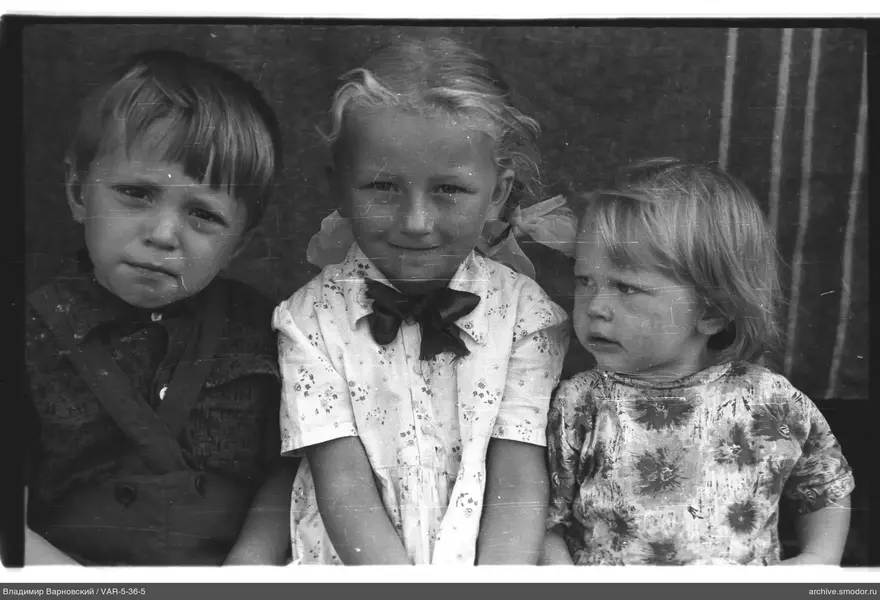 Gruppenporträt von drei Kindern