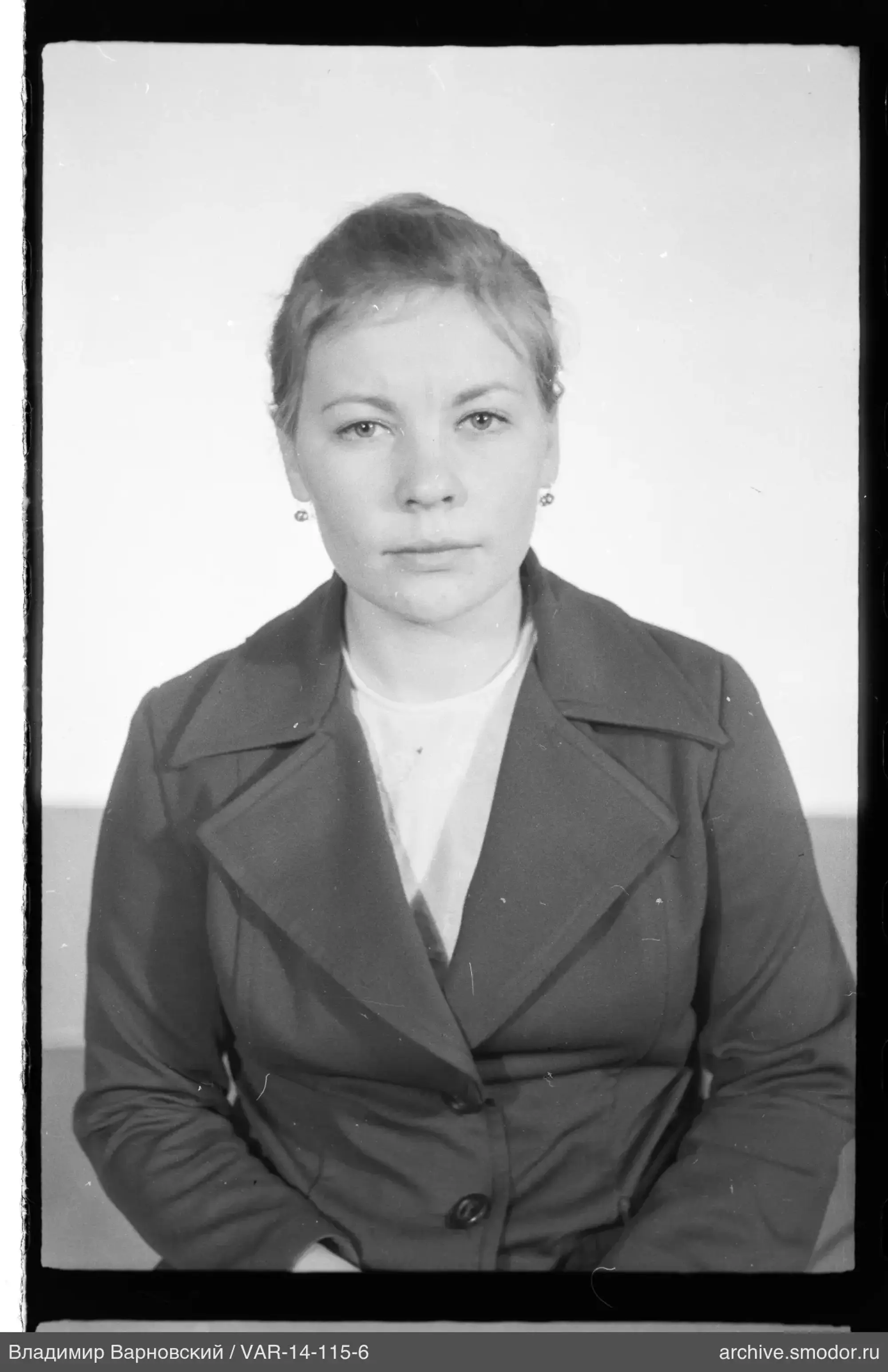 Портрет женщины в тёмном пальто
