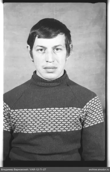 Porträt eines Mannes in dunklem Pullover
