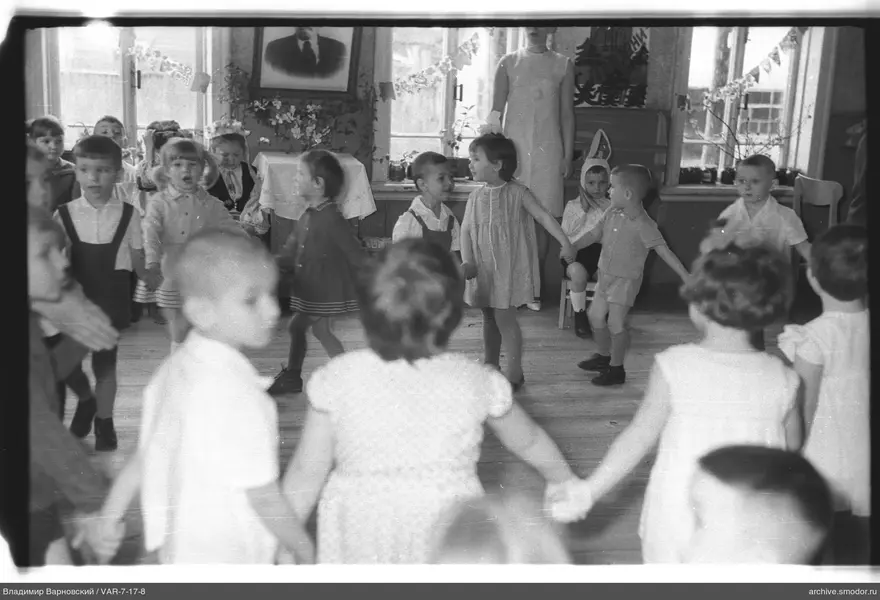 Kinder in einem Kreis im Raum