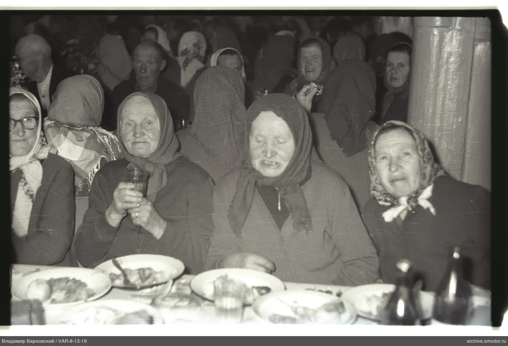 Gruppenporträt älterer Frauen am Tisch