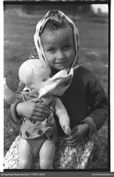 Mädchen mit Puppe in den Händen
