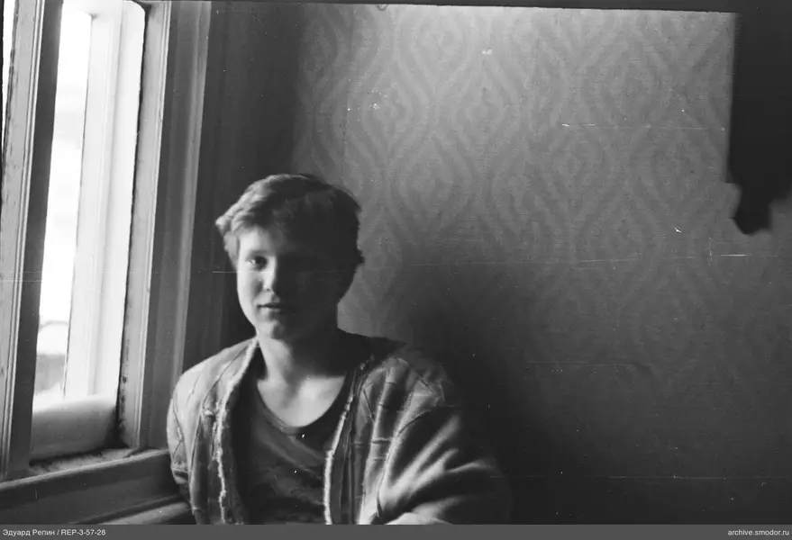 Porträt eines jungen Mannes am Fenster