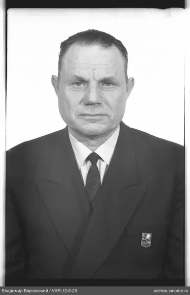 Porträt eines Mannes mit Abzeichen am Jacke