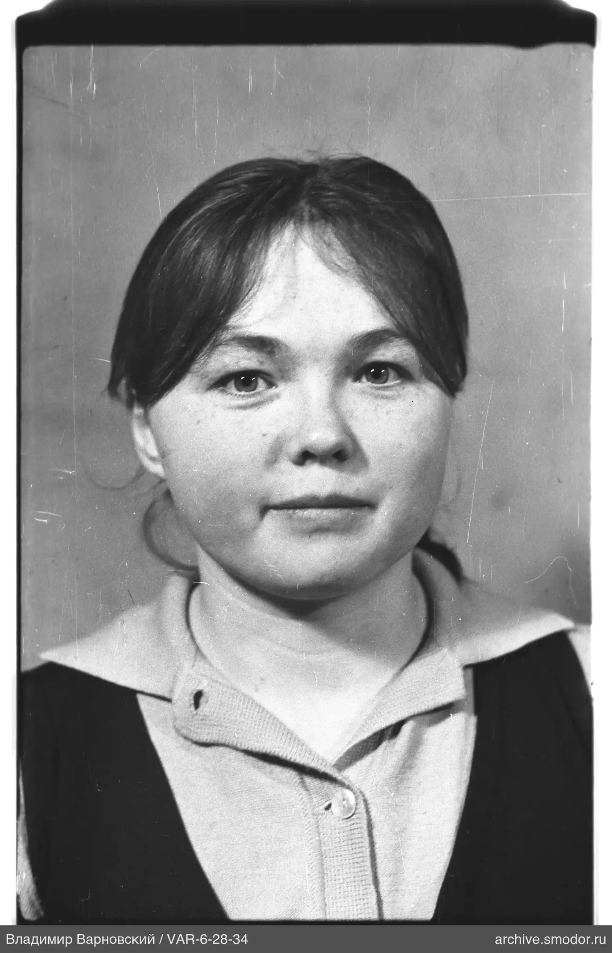 Портрет женщины в свитере и жилете