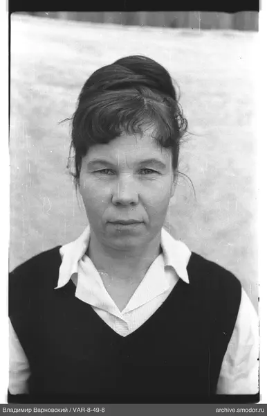 Porträt einer Frau in heller Bluse und Weste
