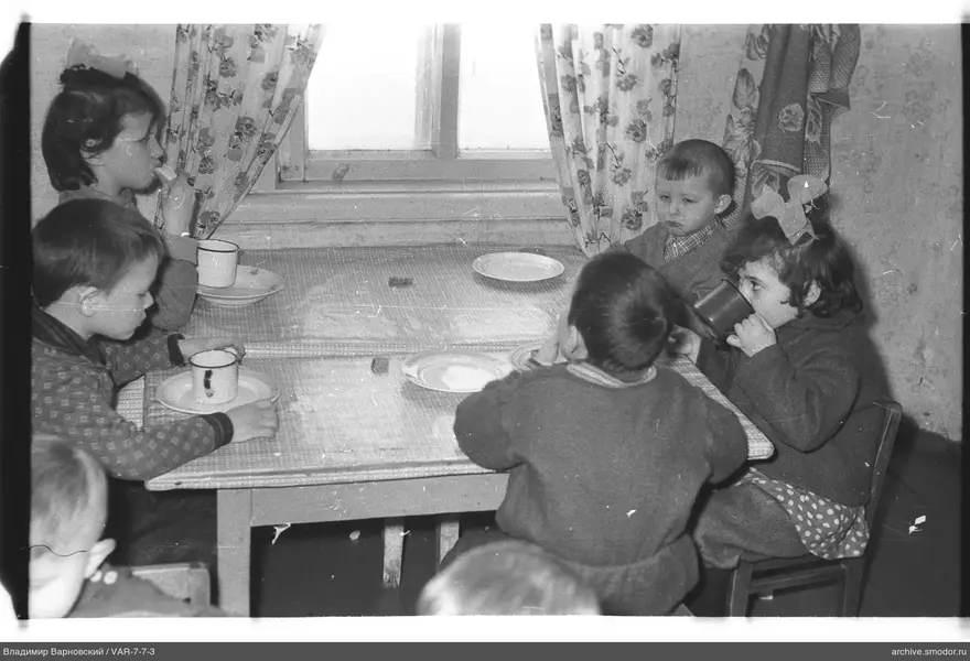 Kinder am Tisch bei Fenster