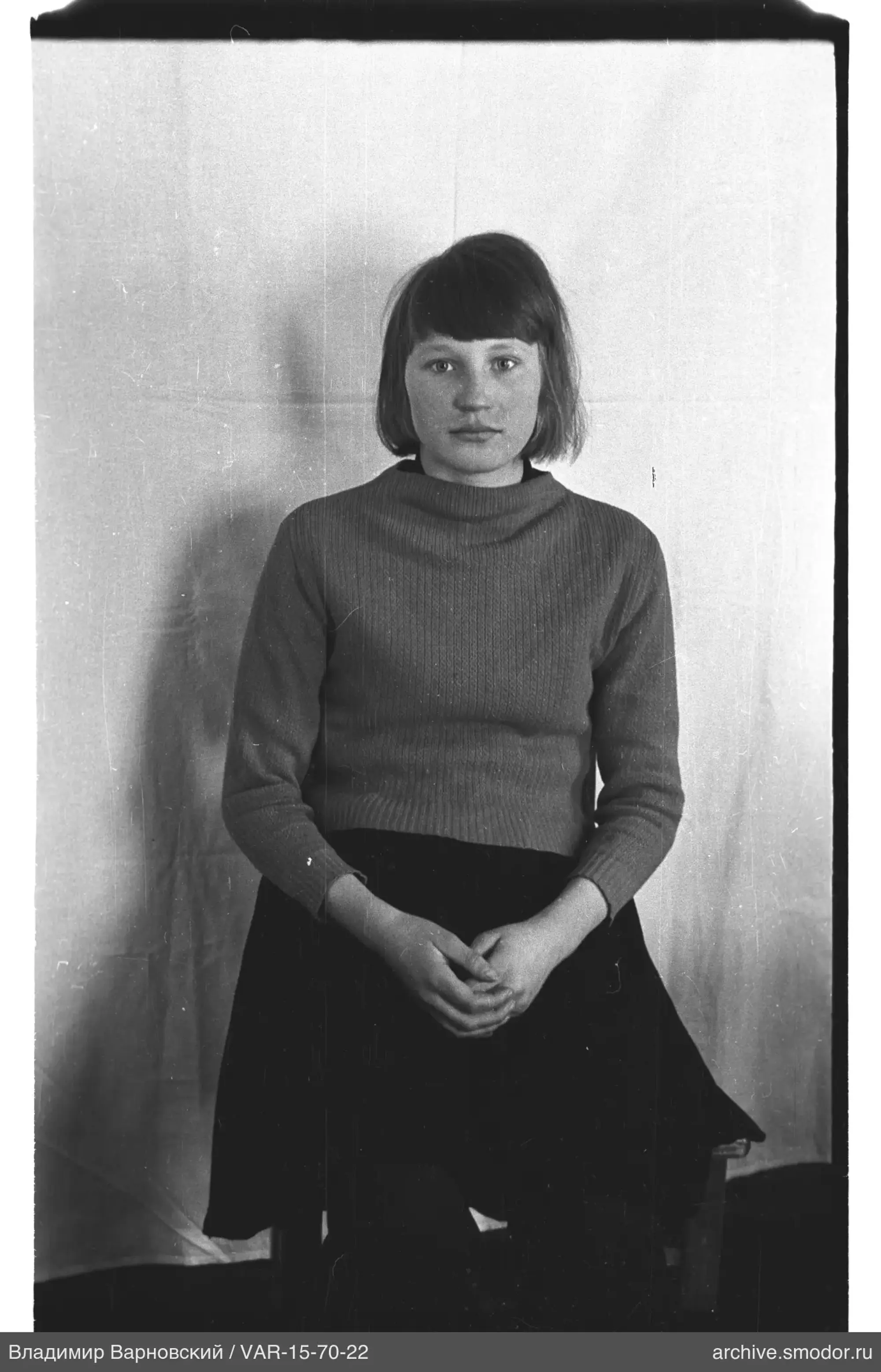 Porträt einer Frau in hellem Pullover