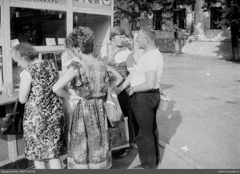 Menschen am Kiosk auf der Straße