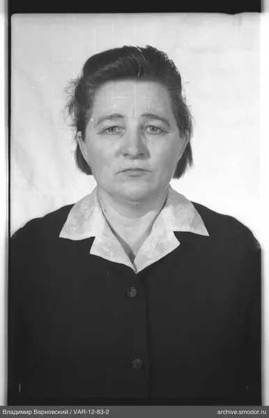 Porträt einer Frau in dunkler Jacke