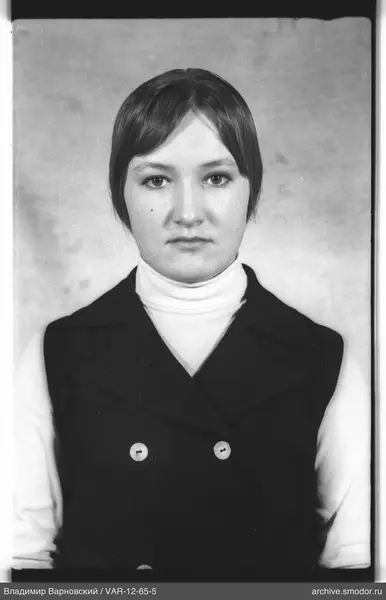 Porträt einer Frau in hellem Rollkragenpullover