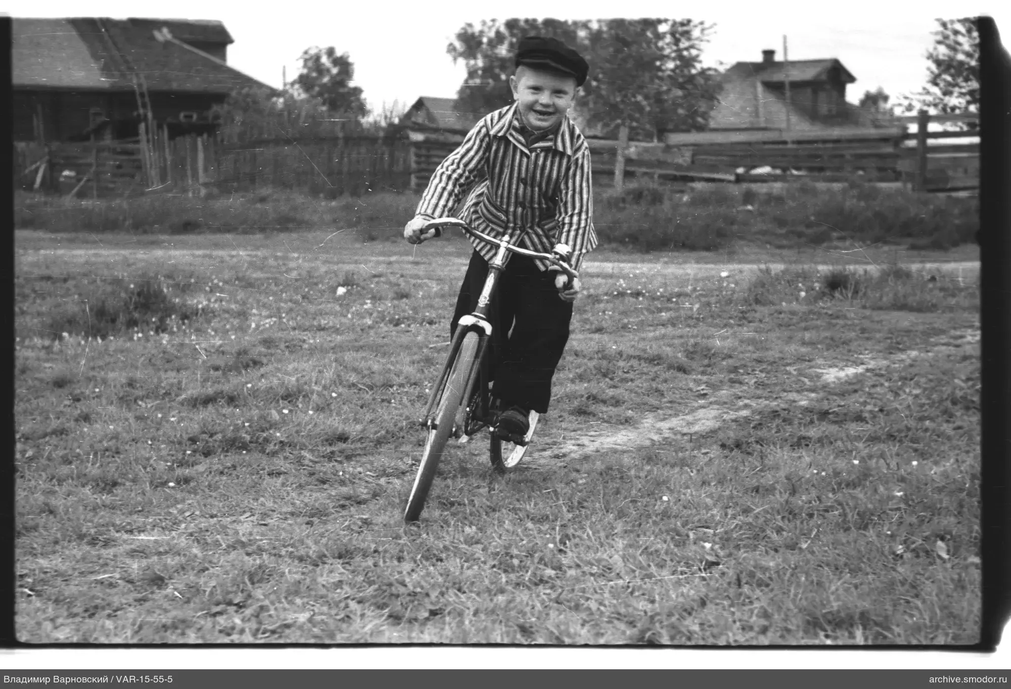 Kind mit Fahrrad auf Gras