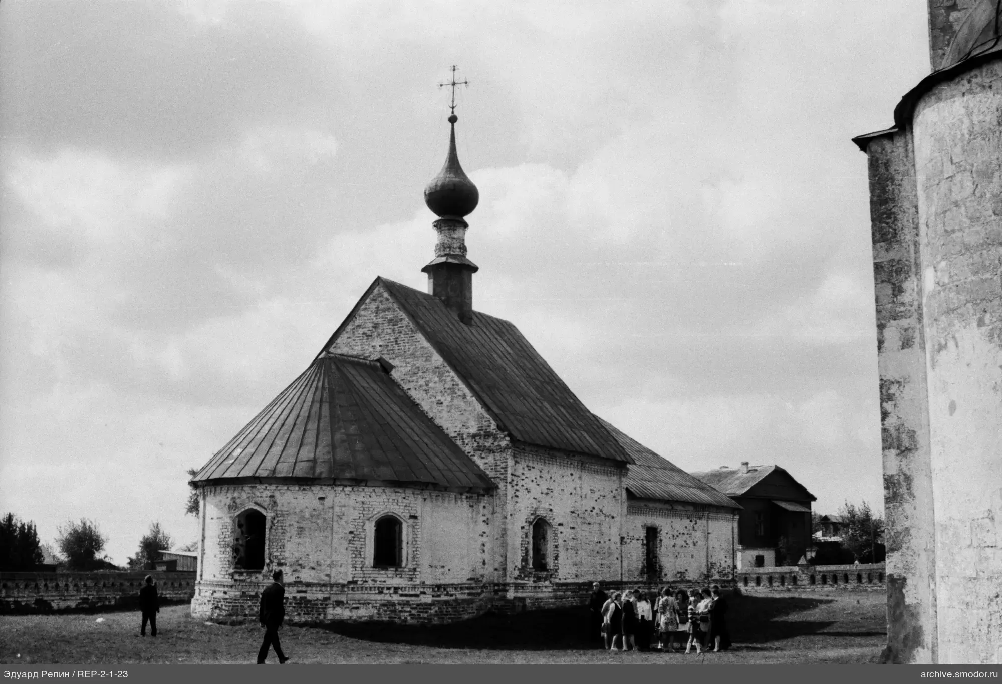 Группа у кирпичного здания с куполом