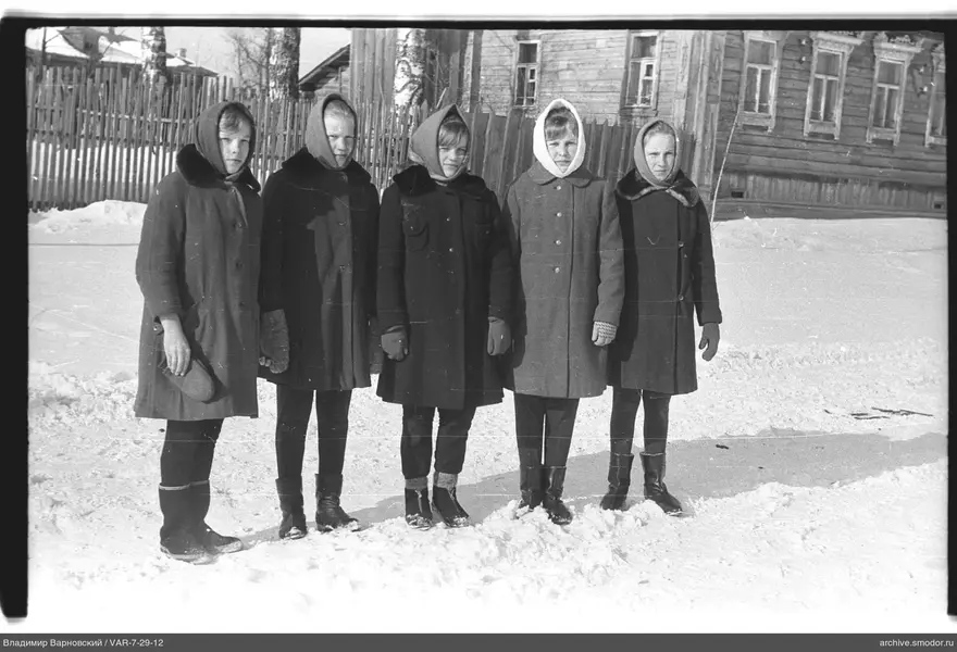 Gruppenporträt von Mädchen im Schnee