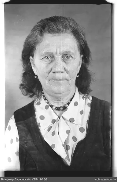 Porträt einer Frau in Bluse und Weste
