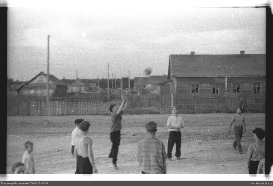 Jungen spielen mit einem Ball auf einem Platz