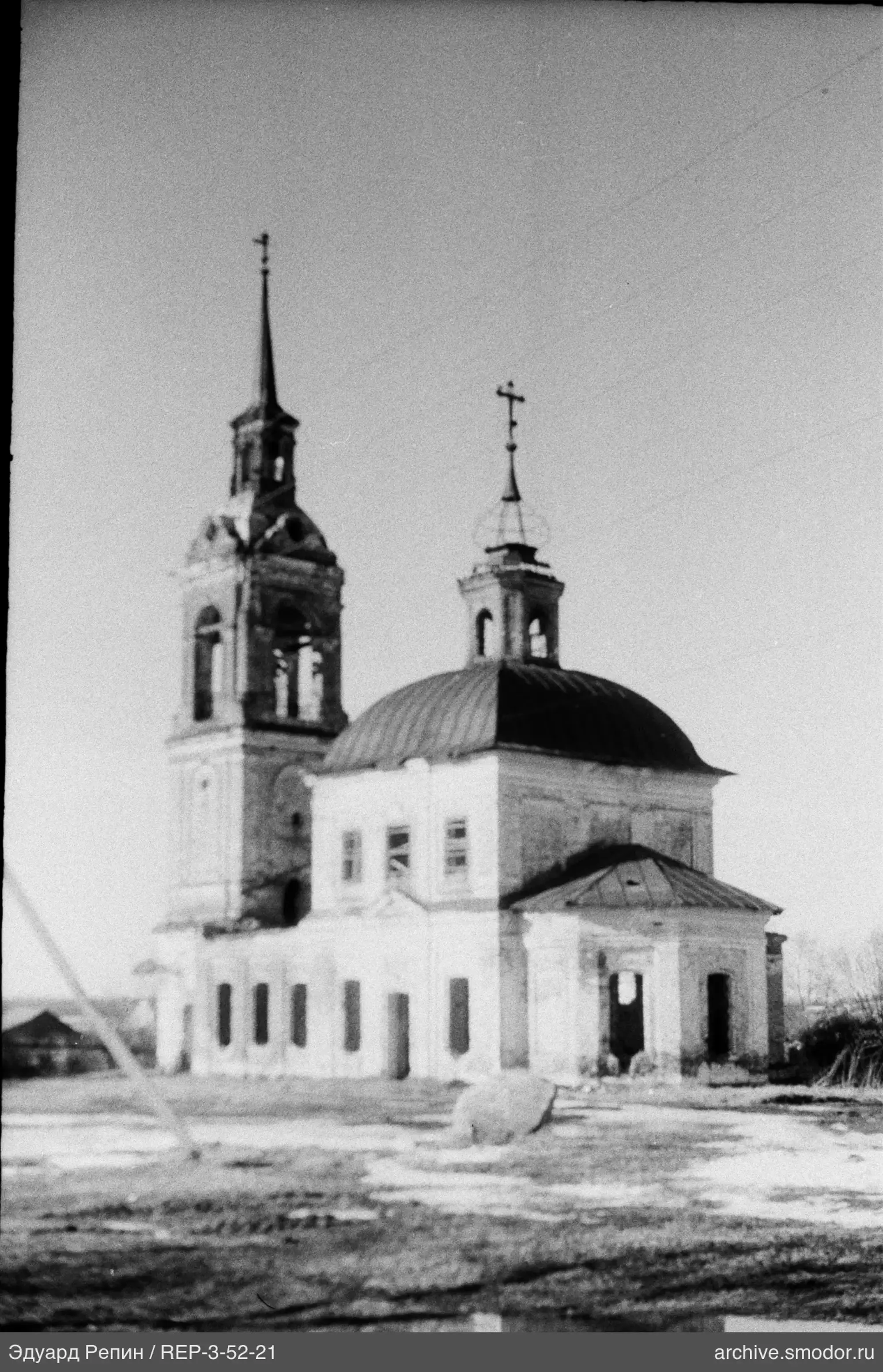 Каменная церковь с двумя башнями