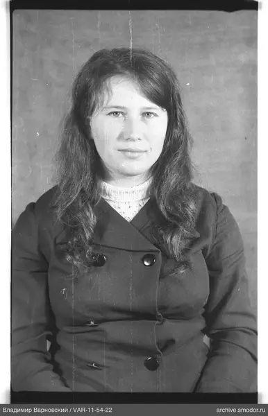 Porträt einer Frau in Mantel und Pullover