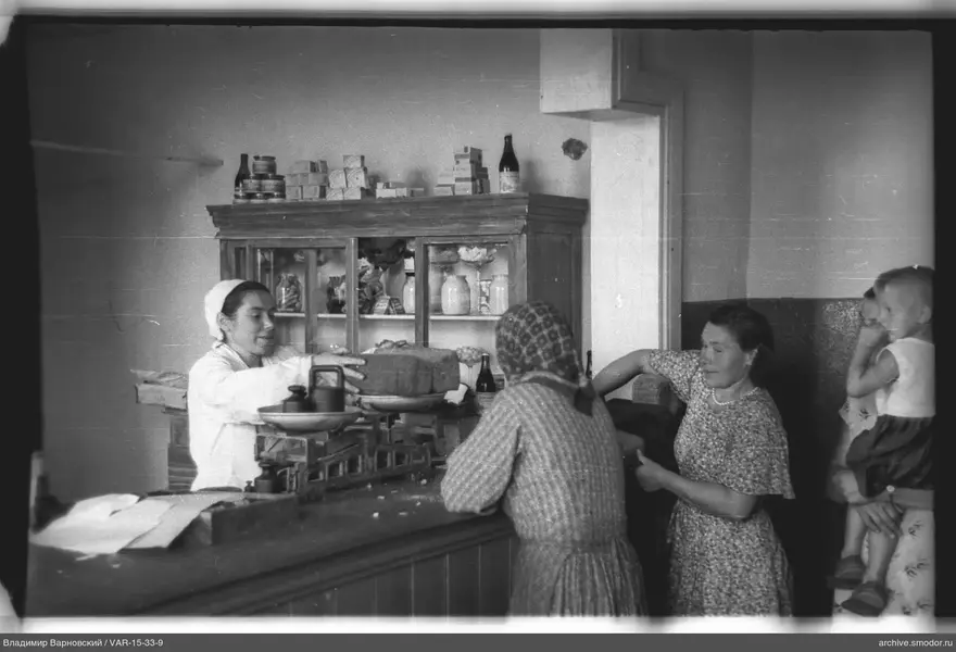 Frau wiegt Brot am Ladentisch