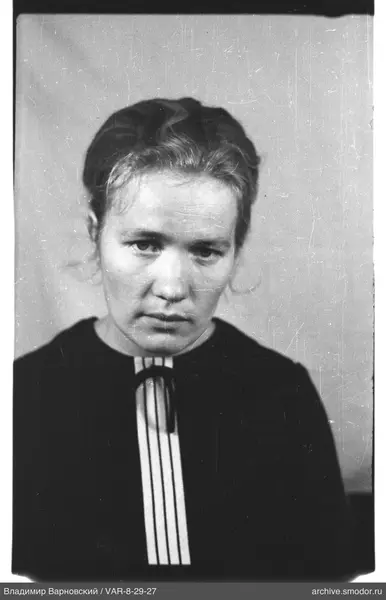 Porträt einer Frau mit kurzen hellen Haaren
