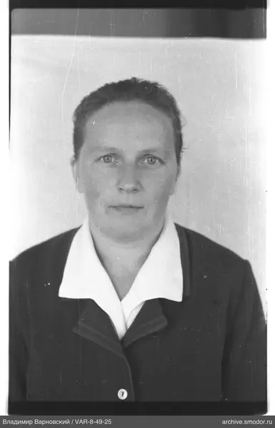 Porträt einer Frau in dunkler Jacke