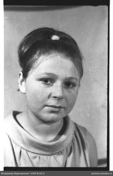Porträt einer Frau mit hohem Dutt