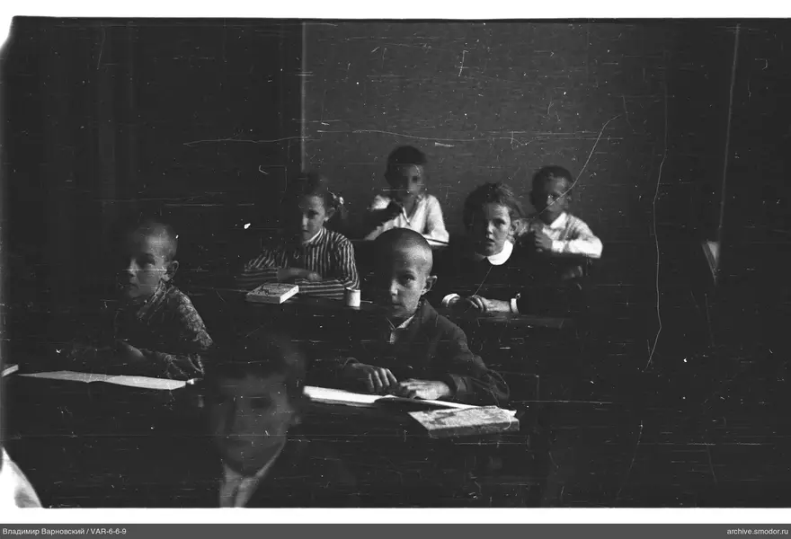 Gruppenporträt von Kindern im Klassenzimmer