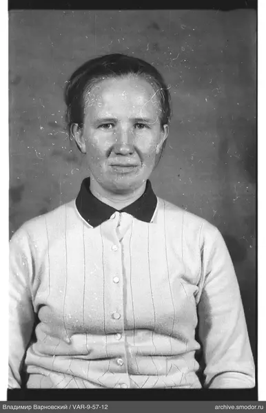 Porträt einer Frau in hellem Cardigan