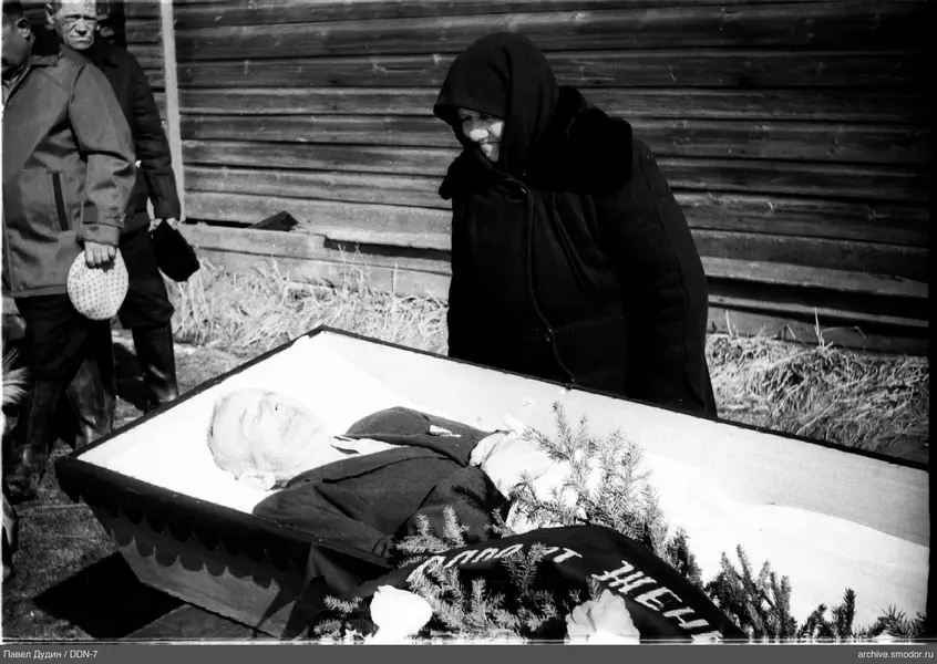 Гроб с телом и присутствующие
