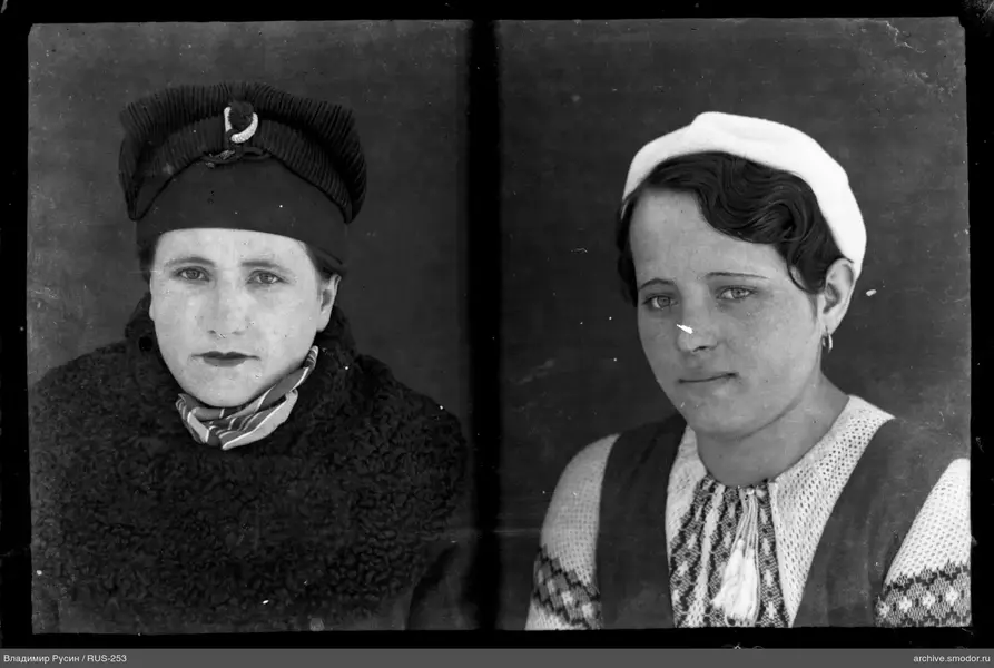 Две женщины на портретной фотографии