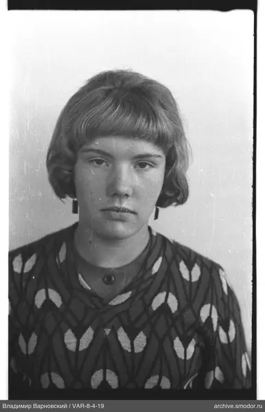 Porträt einer Frau mit kurzen hellen Haaren