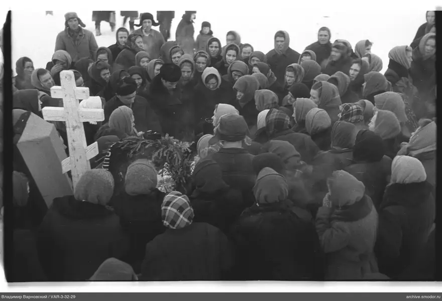 Группа людей с крестом и венком