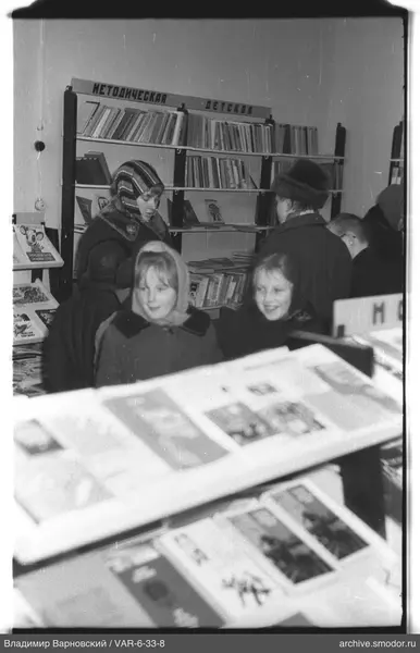Gruppe bei Bücherregalen