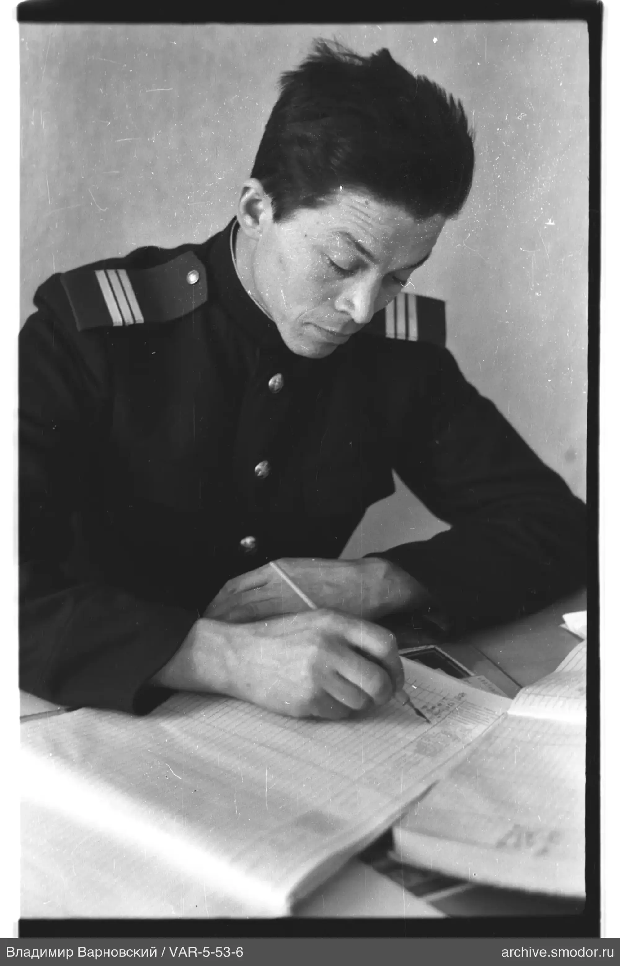 Mann in Militäruniform beim Schreiben