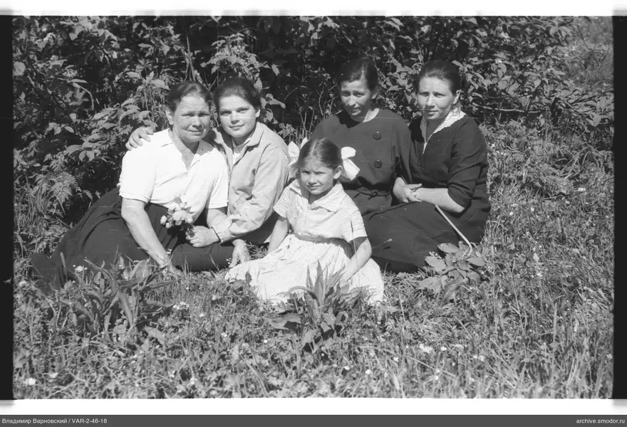 Gruppe von Frauen und Mädchen auf Gras
