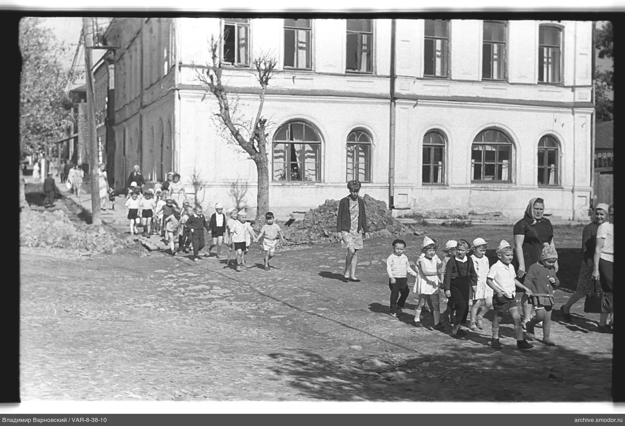 Kinder und Frauen auf dem Bürgersteig