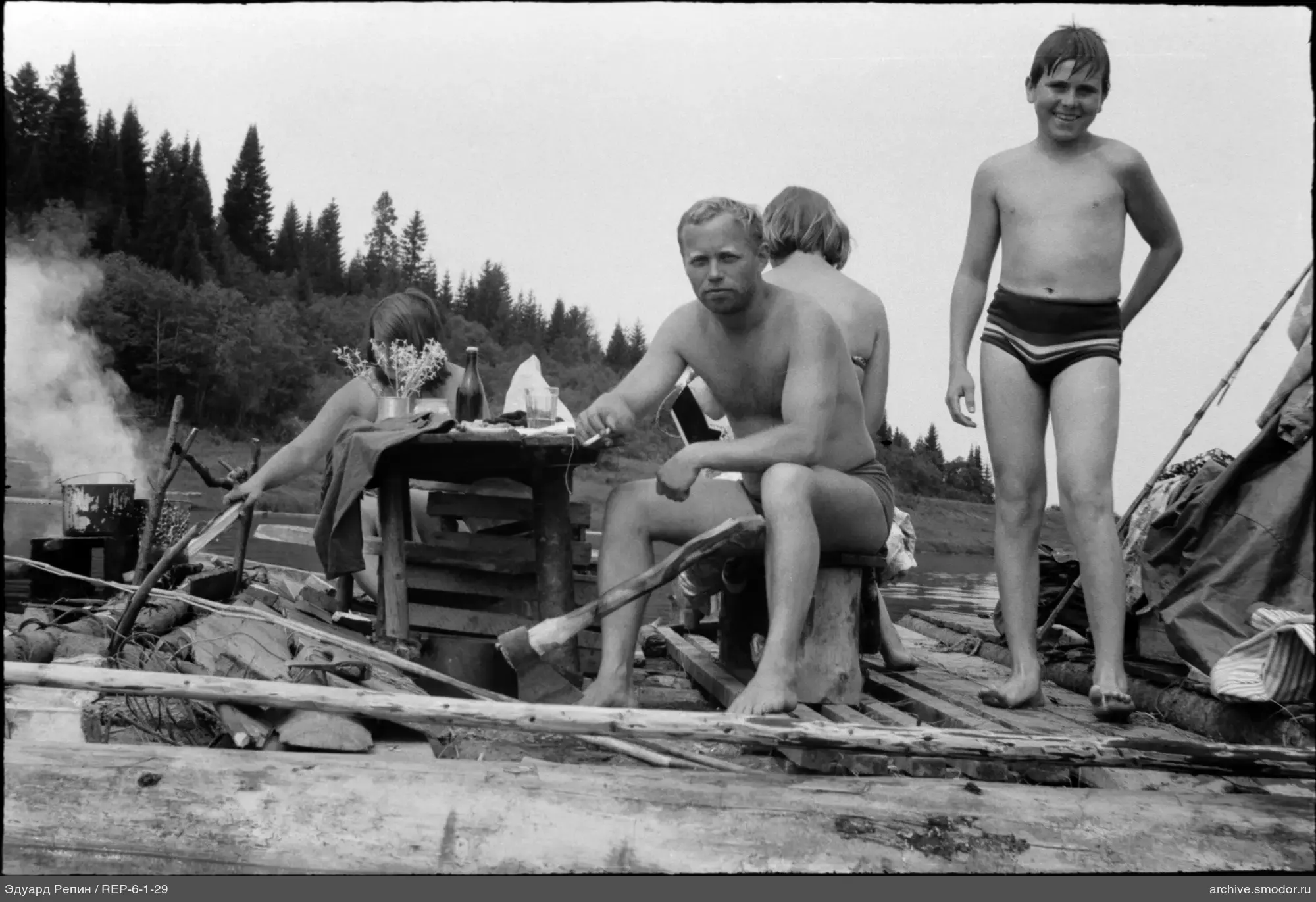 Menschen auf einem Holzfloß im Wasser