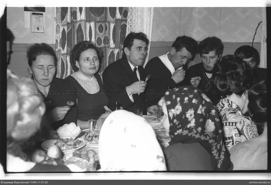 Группа за столом с едой и напитками