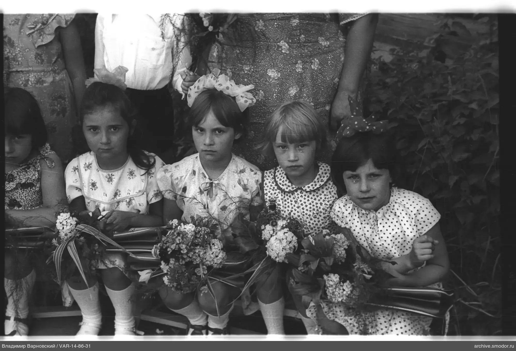 Gruppenfoto von Mädchen mit Blumen