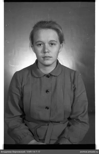 Портрет женщины в однотонном платье