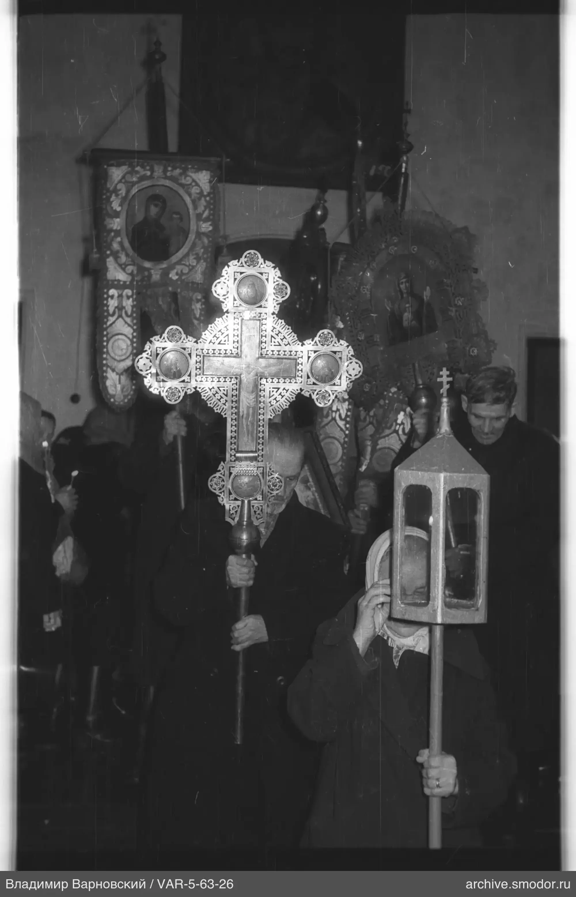 Religiöser Umzug mit Bannern und Kreuzen