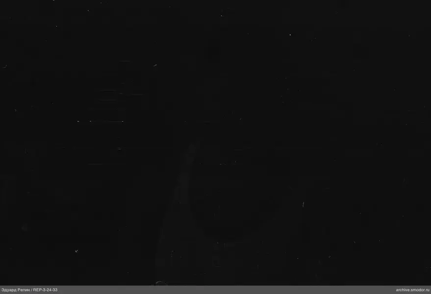 Umriss einer Person auf dunklem Foto