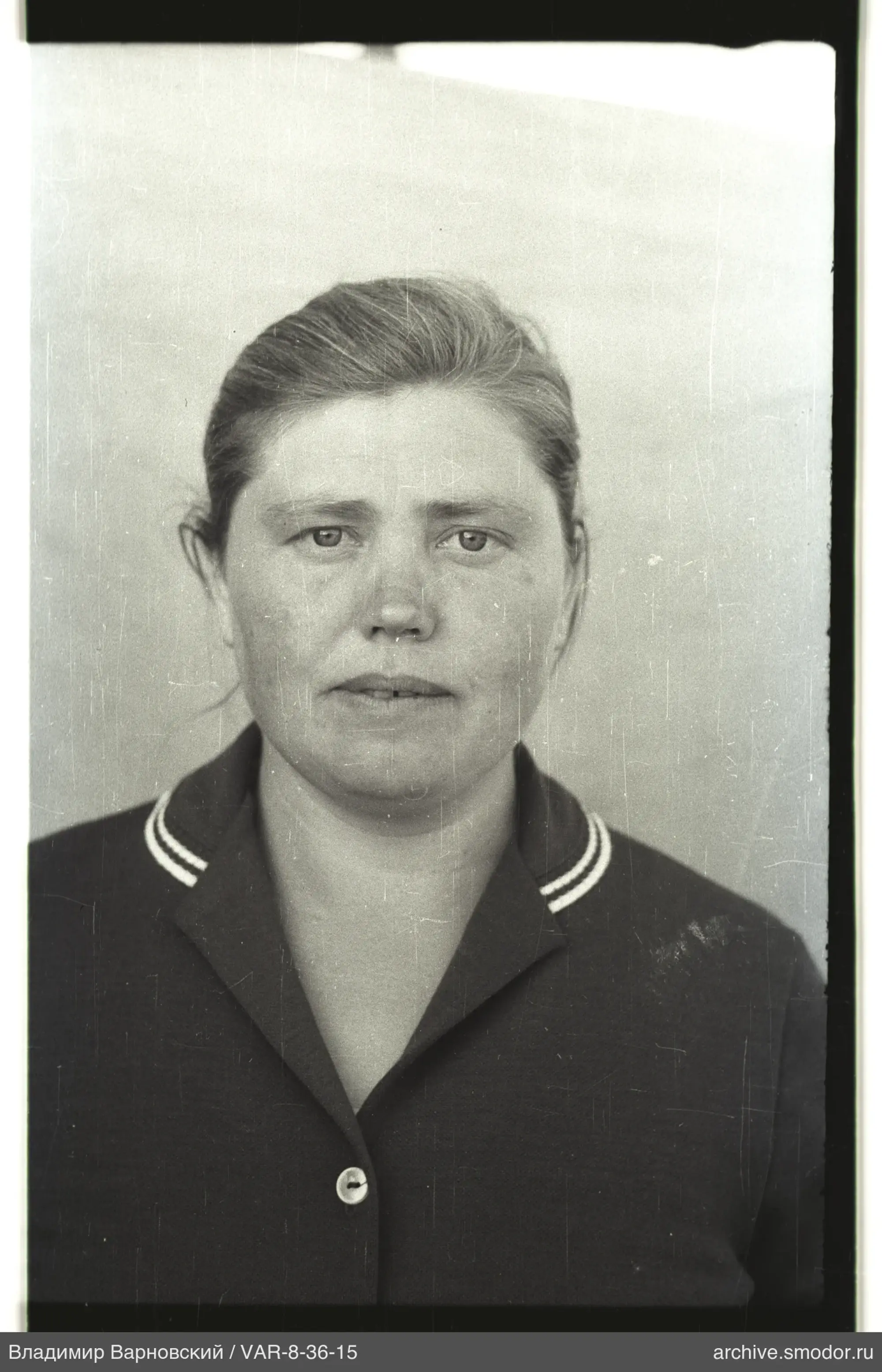Porträt einer Frau in dunkler Jacke