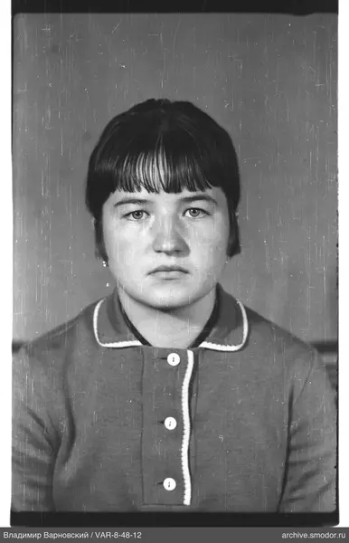 Porträt einer Frau in dunkler Jacke