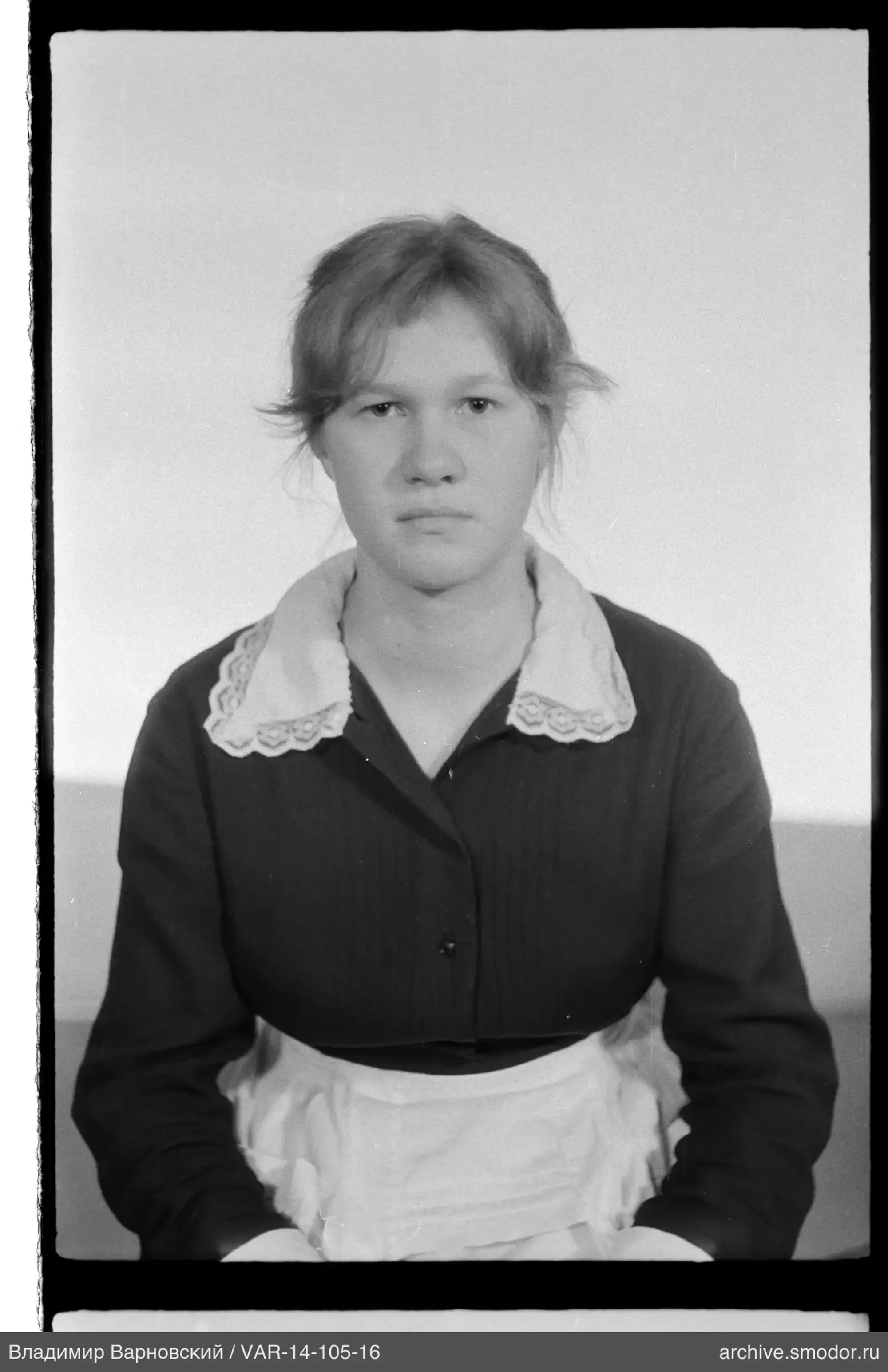 Porträt einer Frau in dunklem Kleid