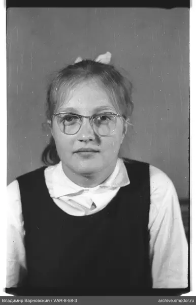 Porträt eines Mädchens mit Brille und Schleife