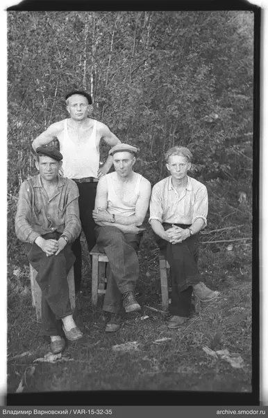 Gruppe von Männern im Freien
