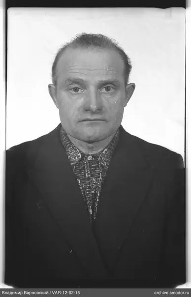 Портрет мужчины в темном пиджаке