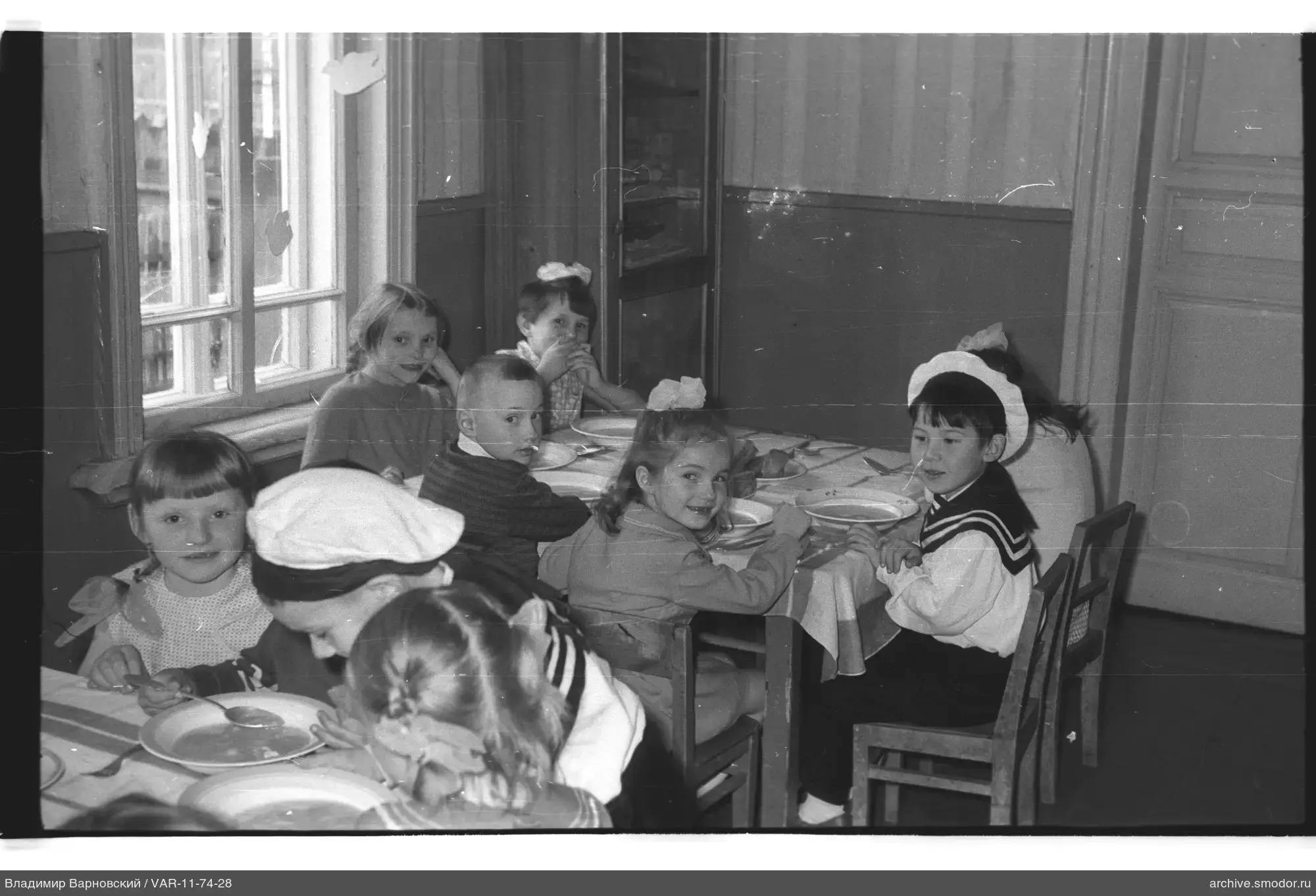 Kinder am Tisch